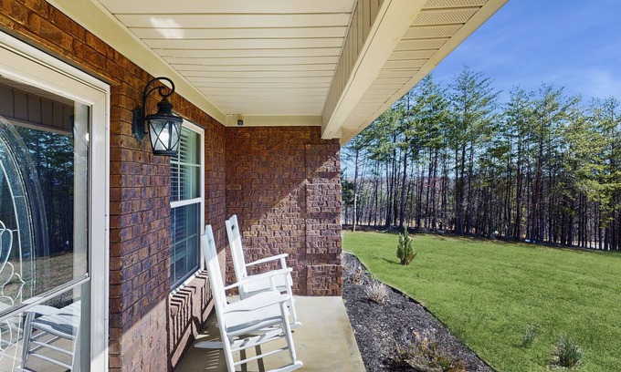 Kodak Cabina | Peaceful family-friendly home with games, hot tub, fire pit, and great location!