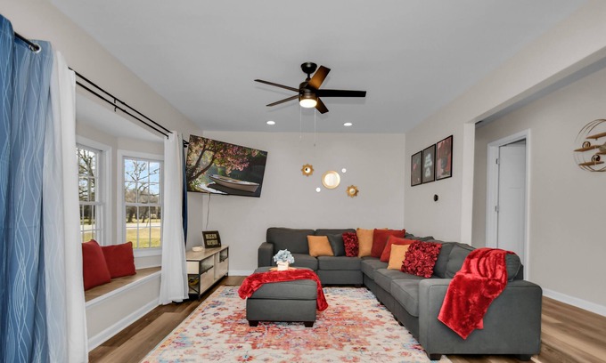 Lake Villa Casa | Peaceful Family & Fur-Friendly home near Navy Base, Gurnee Mills, Six Flags.
