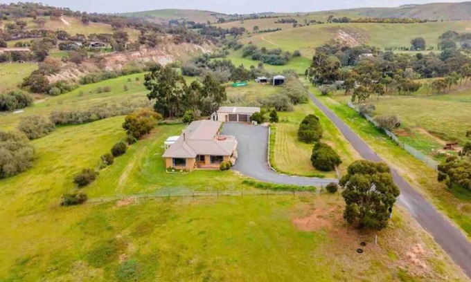 Melbourne Casa | Peaceful FarmHouse stay next to Bacchus Marsh Town