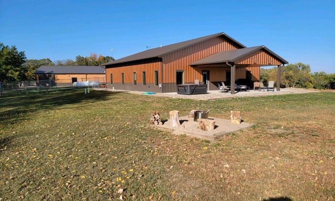 Yankton Casa | Peaceful Farmhouse with hot tub