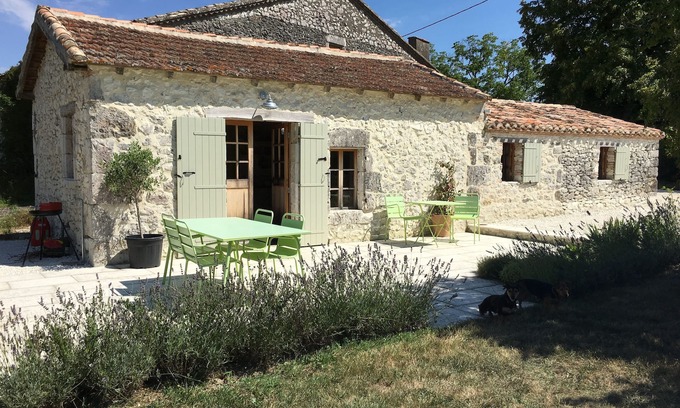 Saint-Eutrope-de-Born Cabaña | Peaceful stone cottage set among rolling fields and hills. Restful and relaxing