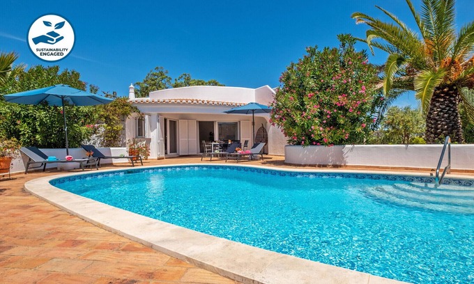Monte Raposo Villa | CHARMING COUNTRYSIDE VILLA, 2 BEDROOMS, FREE WI-FI, A/C, STUNNING GARDEN & VIEWS
