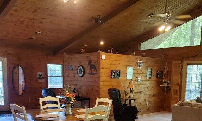 Ferguson Cabina | Peaceful getaway by a cozy mountain creek.