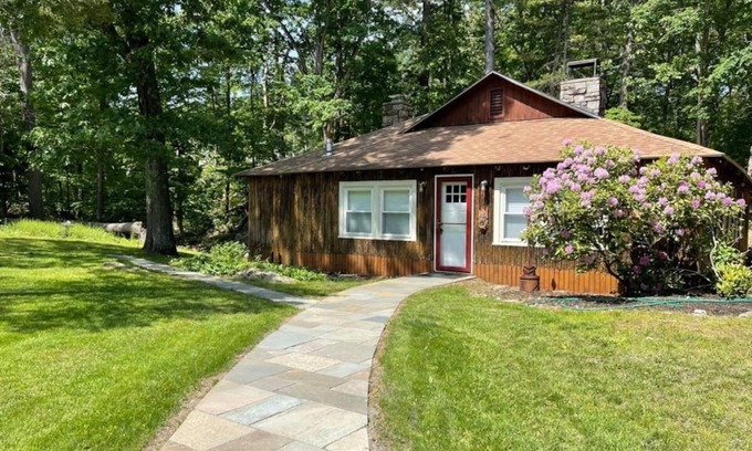 Northborough Cabaña | Peaceful Getaway Cottage on grounds of historic mid-century gem