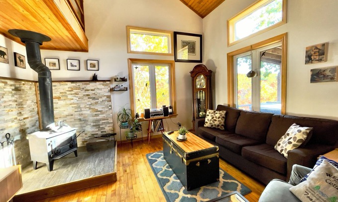 Central Frontenac Cabaña | Peaceful getaway on quiet lake