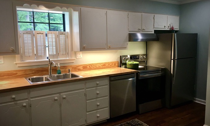 Rolling Wood Casa | Peaceful getaway only 5 minutes drive from Oxford Square and U of M