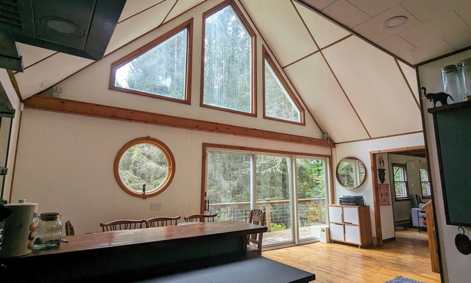 Town of Colchester Chalet De Esquí | Peaceful getaway w/ modern comforts - Great for families, groups & nature lovers