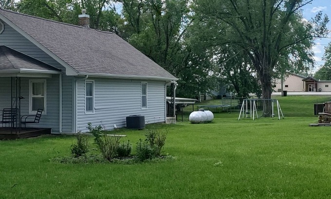 Trenton Casa | Peaceful Grandmas Cottage 2-bedroom house. Trenton, Mo. Wi-Fi. AC. Sleeps 7