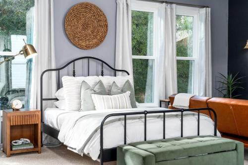 Haile Plantation Casa | Peaceful Haile Studio with King Bed, Desk, Private Entry