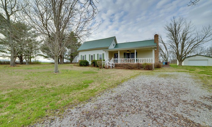 Almo Cabaña | Peaceful Hazel Cottage w/ Deck & Yard!