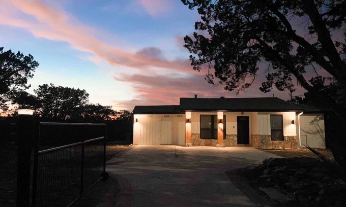 Lakehills Casa | Peaceful Hill Country Getaway