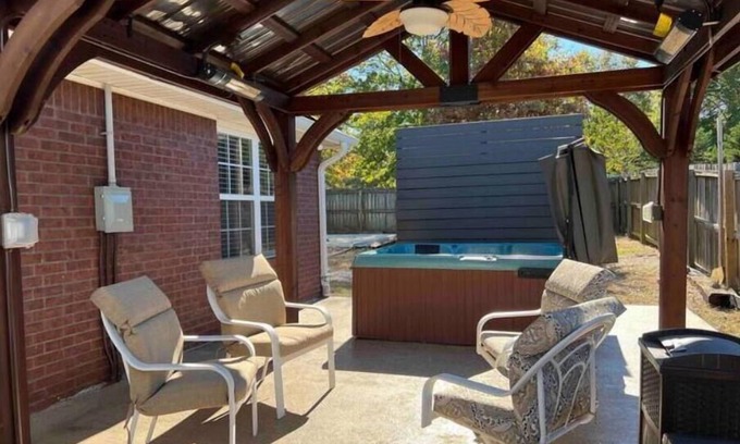 Fayetteville Casa | Peaceful Home close to I-49 and Razorback Stadium