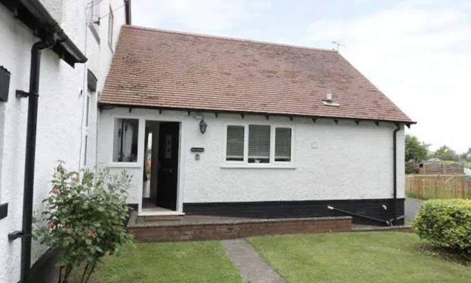 Grendon Cabaña | Peaceful home from home cottage beautifully presented in village location.