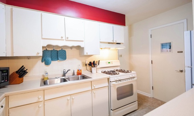 Urbana Casa | Peaceful Home, Near UIUC, King Bed, Quiet Street