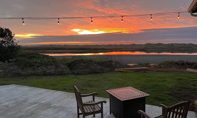 Arcata Casa | Peaceful home overlooking the river and ocean!