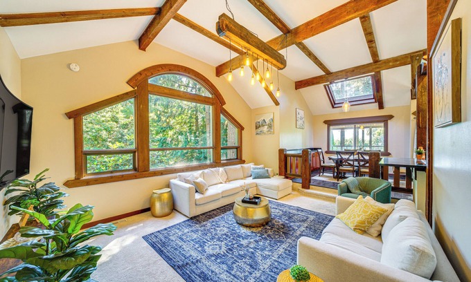 Sammamish Casa | Peaceful Home w/ Partial Lake Sammamish View!