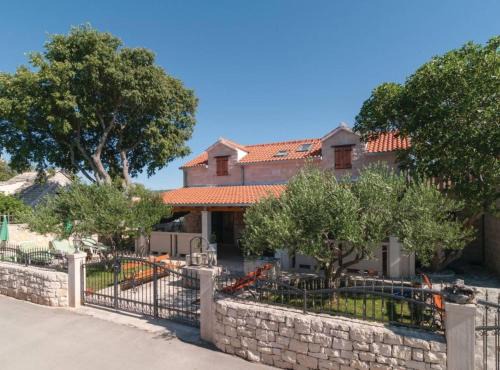 Dol Casa | Peaceful Island Haven with Pool, BBQ & Games Area