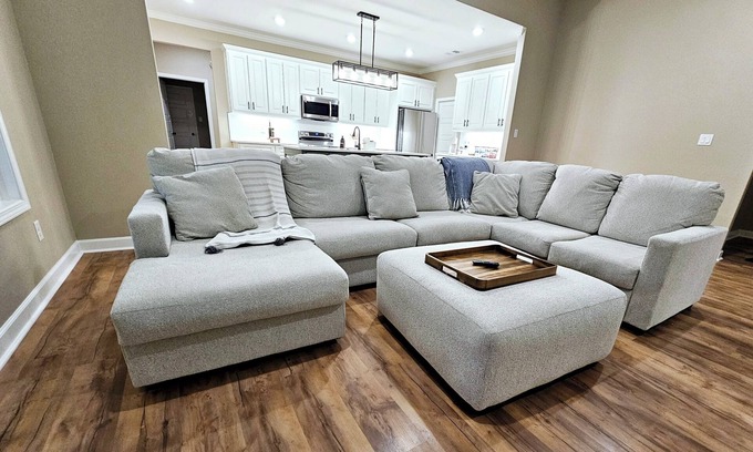 Jones Mills Casa | Peaceful King Suite 4 bedrooms. Pool+Playground! 15 miles from Magic Springs!