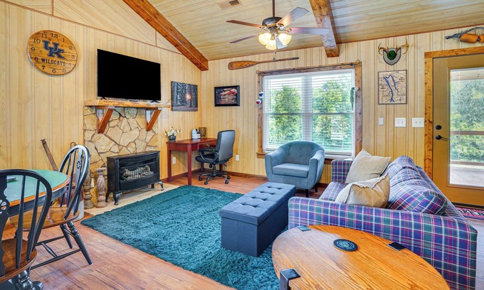 Kuttawa Cabina | Peaceful Kuttawa Cabin w/ Fire Pit: Explore & Play