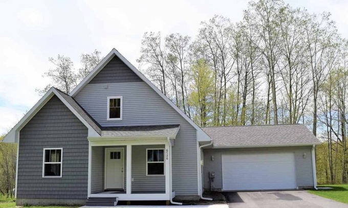 Lake Ann Cabaña | Peaceful Lake Ann Home