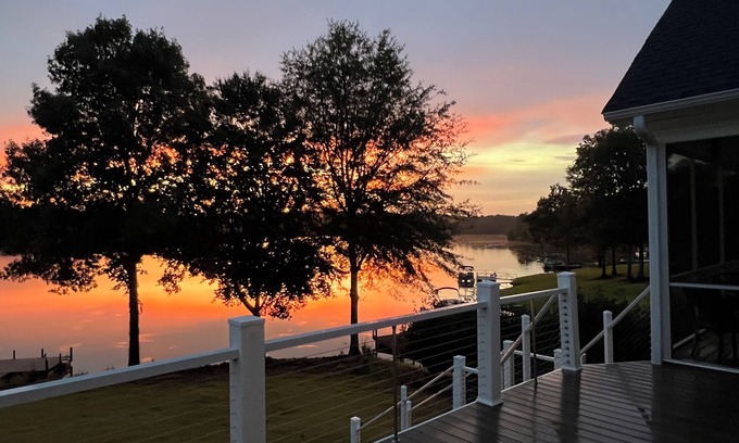 Laurens Casa | Peaceful Lake House with 2 Master Suites Only 15min from Fountain Inn or Laurens