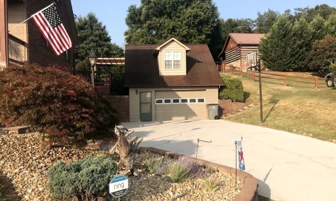 Hamblen County Casa | Peaceful Lake/Nature View Loft Getaway