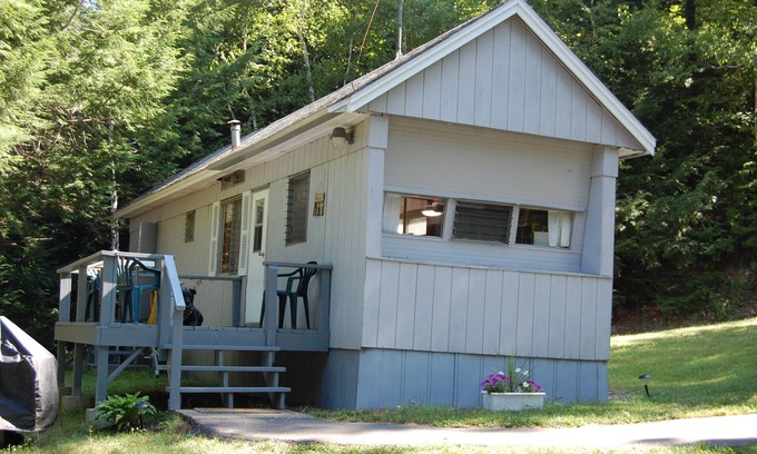 Sidney Casa | Peaceful Lakefront Cabin at Woodslands on the Lake