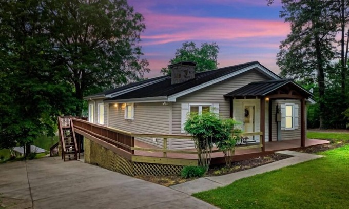 New London Casa | Peaceful Lakefront Retreat: private dock, deck, arcade and more!
