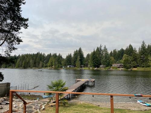 Belfair Casa | Peaceful Lakefront Retreat