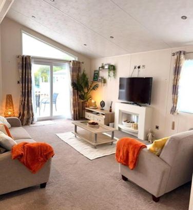 Chichester Complejo | Peaceful Lakeside Chalet - LONG TERM STAYS Welcome