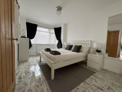 Southampton Apartamento | Peaceful location with FREE parking for 2 cars - hosts up to 4- business or leisure stays, inc hot-tub-Netflix-complimentary breakfast