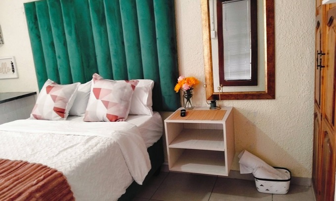 Kempton Park Cabina | Peaceful lodge with free WiFi in Kempton Park, near airport, near airport