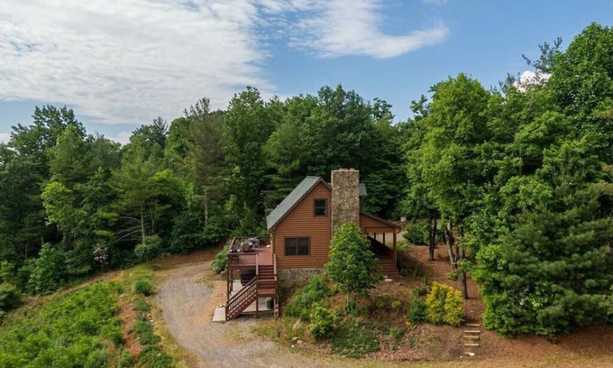 Purlear Cabina | Peaceful Log Cabin near Boone.