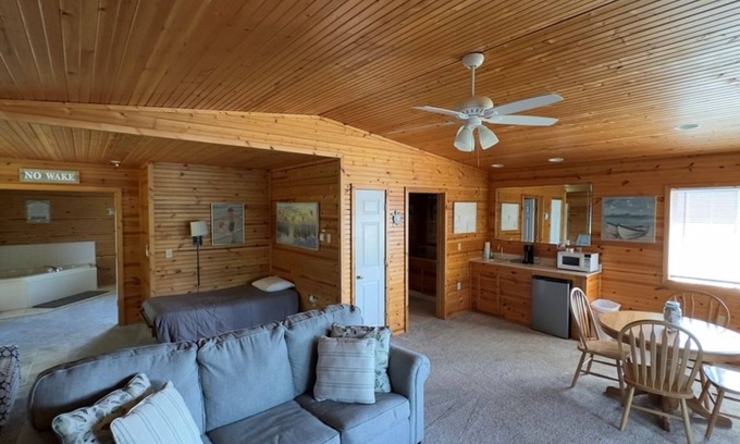 Alger Cabina | Peaceful Log Cabin Perfect for Cozy Couples' Retreat | Scenic Riverfront