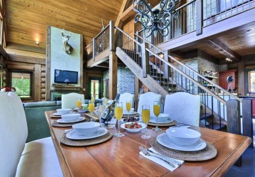 Lac-Superieur Chalet De Esquí | Peaceful Log-Style Chalet with hot tub