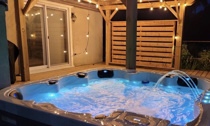 Carrying Place Casa | Peaceful Luxury in Prince Edward County – Hot Tub, EV Charger