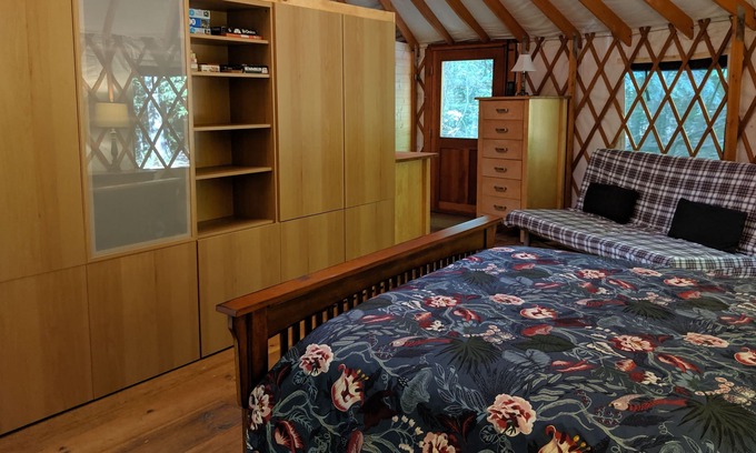 McNab/Braeside Cabaña | Tranquilo Yurt de lujo en el río.
