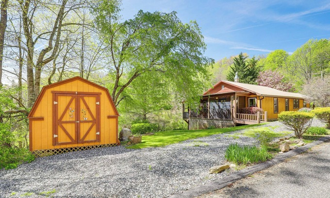 Marshall Casa | Peaceful Mars Hill Home w/ Porch & Mountain Views