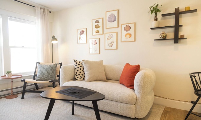 Knightville Apartamento | Peaceful & minutes from the Old Port with private parking