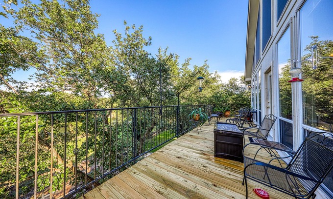 Oatmeal Casa | ¡NUEVO LISTADO! Casa frente al lago con muelle, cubierta, balcón, ¡cerca de Austin!