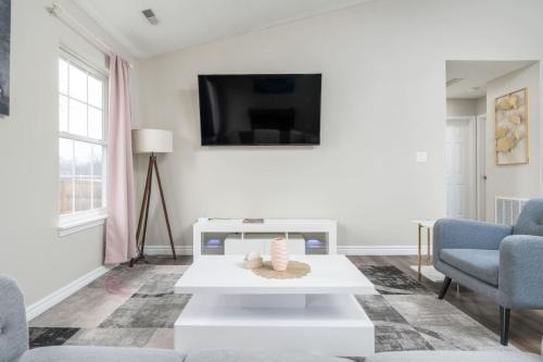 Avon Casa | Peaceful Modern Home near Avon