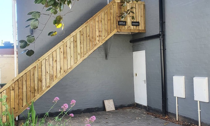 Pershore Apartamento | Peaceful Modern Riverview Apartment With Separate Bedroom and Fully Equipped