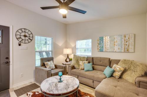 Montgomery Casa | Peaceful Montgomery Vacation Rental with Porch!