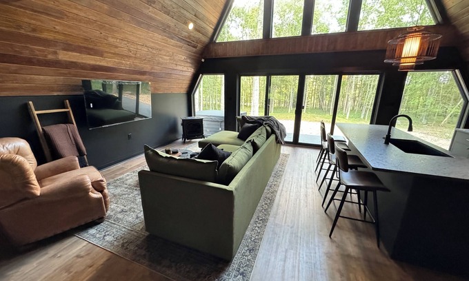 Albrightsville Cabina | Peaceful moody Aframe ~10 min to hiking &Jim Thorpe. Hot tub, bbq & shuffleboard