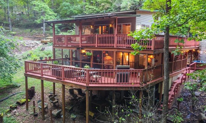 Sevierville Cabina | Peaceful Mountain Cabin Chalet & Wonderful Outdoor Living Space and Sports bar.