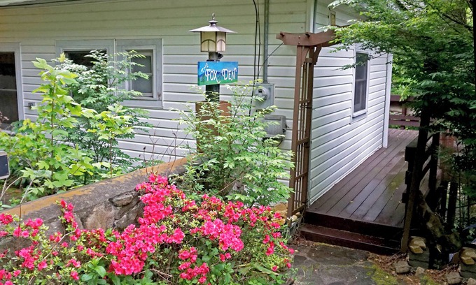 Cattail Creek Cabaña | Peaceful Mountain Cottage 3bdrm cubierta con mirador sobre el arroyo