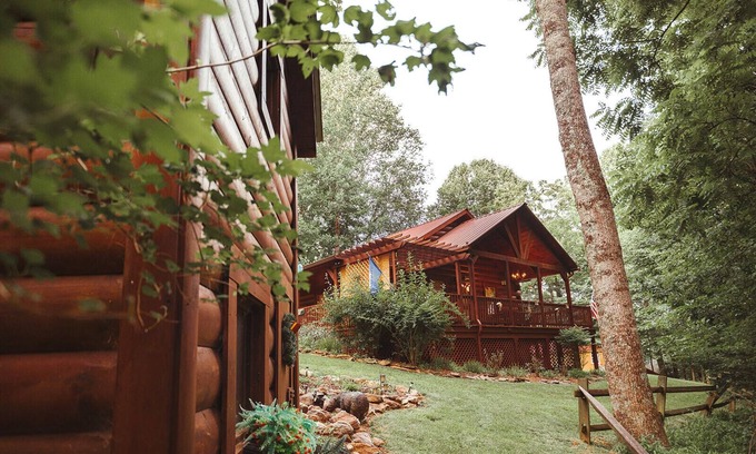 Piper Gap Cabina | Peaceful Mountain Log Cabin Getaway with Hot Tub!