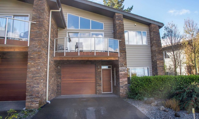 Ohakune Casa | Peaceful mountain sanctuary - private outdoor spa pool, cozy & comfy, free wifi