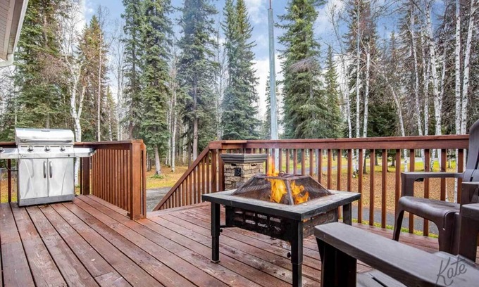 Badger Casa | Peaceful Nature Escape w/ Deck in North Pole!