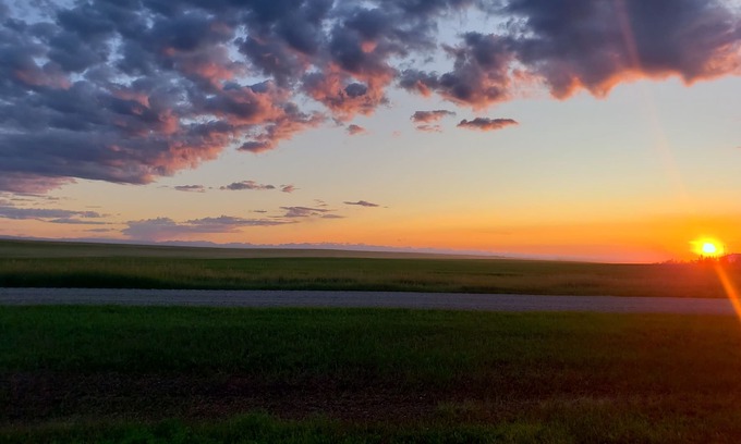 Vulcan County Casa | Peaceful No Haul Trailer Vacation with Rockies View